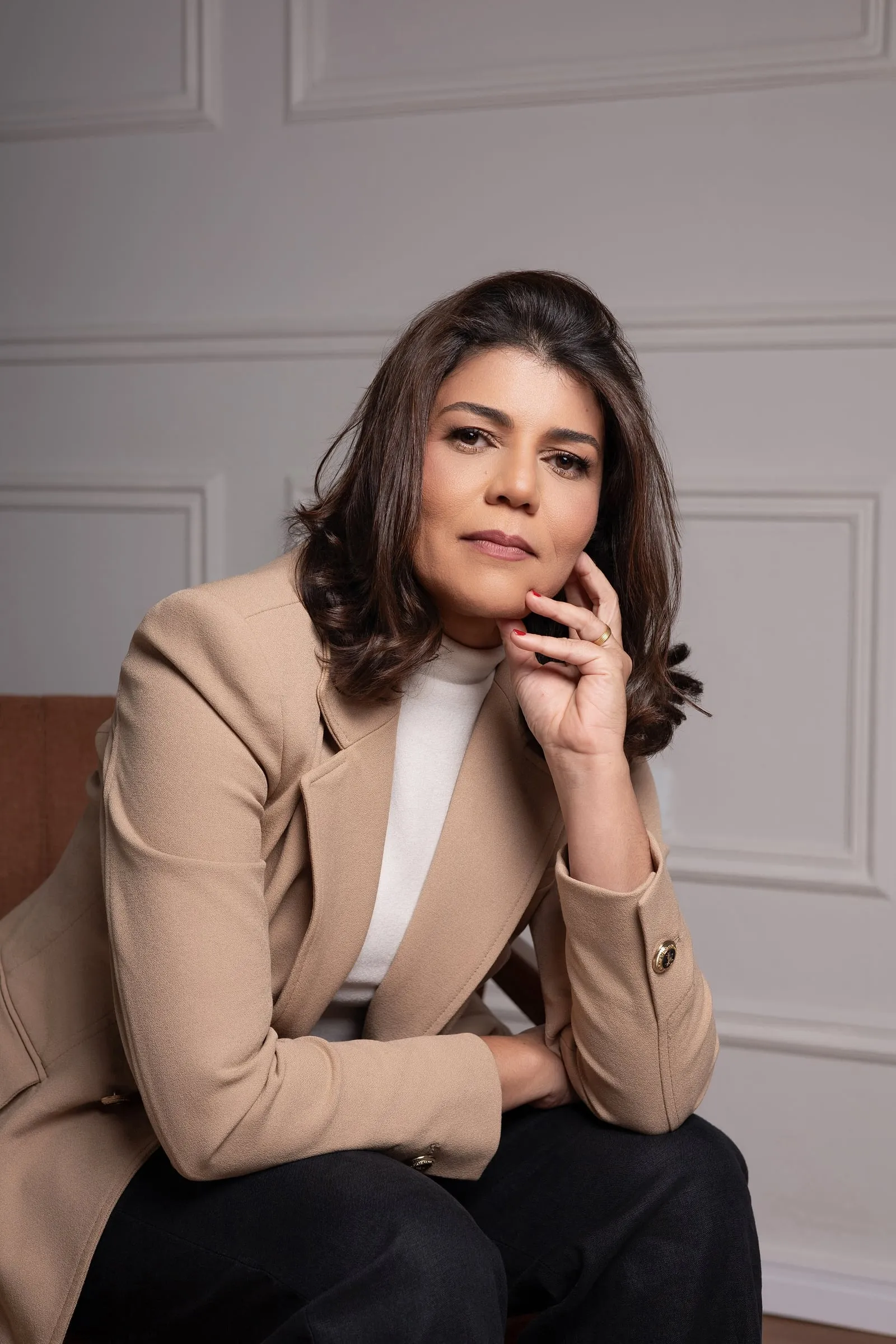 Retrato da Dra. Lilian Figueiredo com a mão apoiada no queixo